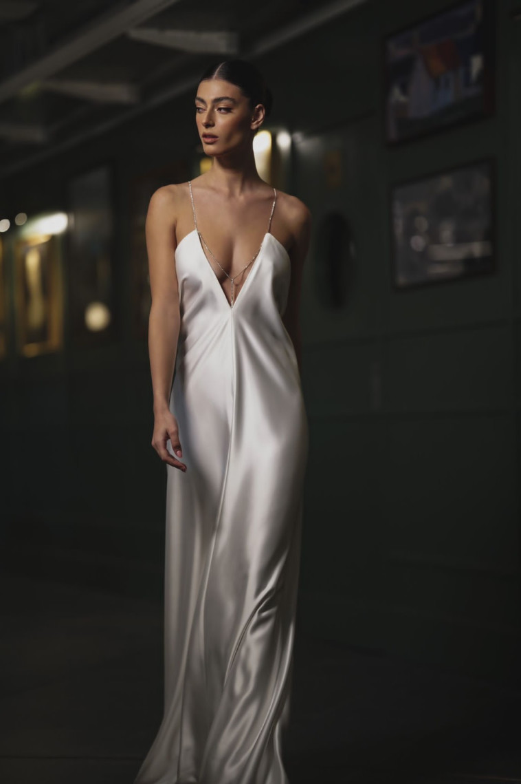 שמלת סאטן של המעצבת רינת שחם