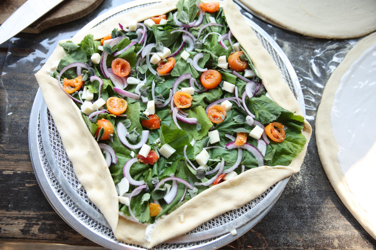 פיצת פרא ירוקים שניה לפני שנכנסת לטאבון