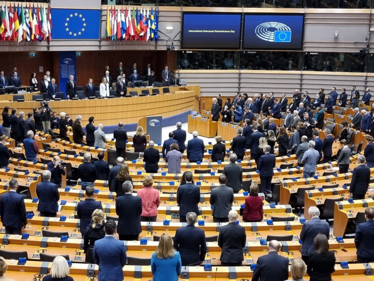 דקת דומיה בפרלמנט האירופי לזכר קורבנות השואה (צילום: אנה ברסקי)