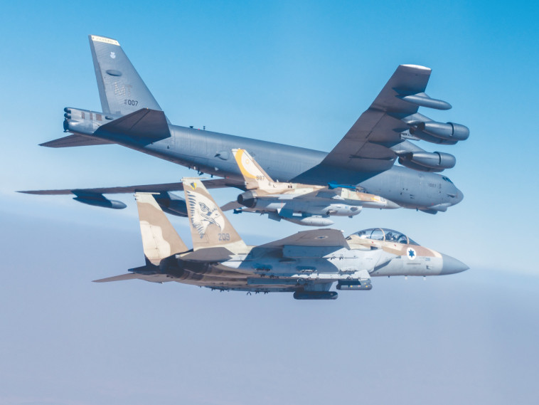 מפציץ אמריקאי ומטוסי קרב ישראליים