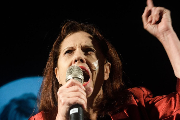 מתוך ''את מדברת, אני מדברת''