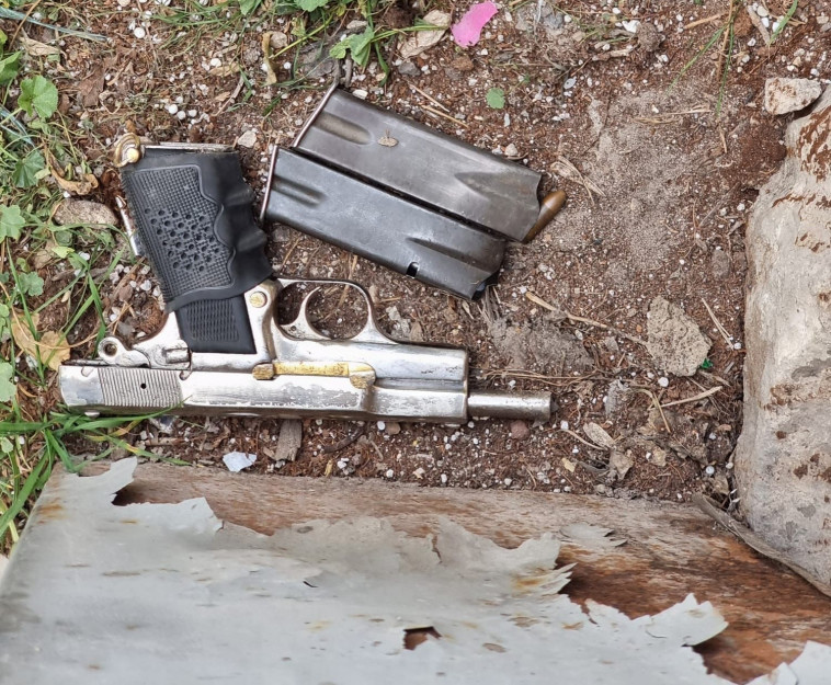 האקדח ששימש את המחבל מהפיגוע בעיר דוד, ירושלים (צילום: דוברות המשטרה)