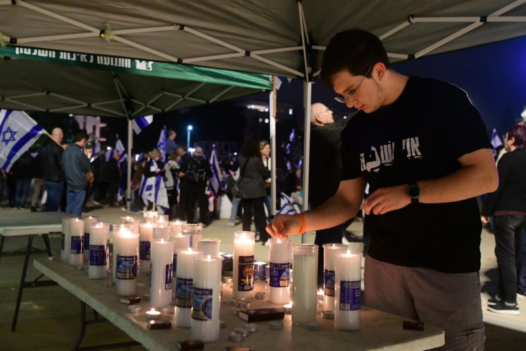 עמדה לזכר הנרצחים בפיגוע בירושלים במהלך המחאה נגד הרפורמה המשפטית