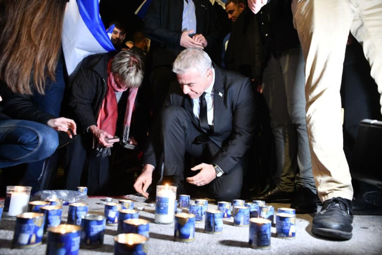 יאיר לפיד מדליק נר לזכר הנרצחים בפיגוע בירושלים 