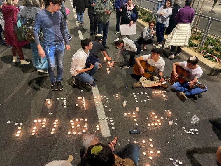 הדלקת נרות לזכר הנרצחים בפיגוע בירושלים במהלך המחאה נגד הרפורמה המשפטית (צילום: אבשלום ששוני)