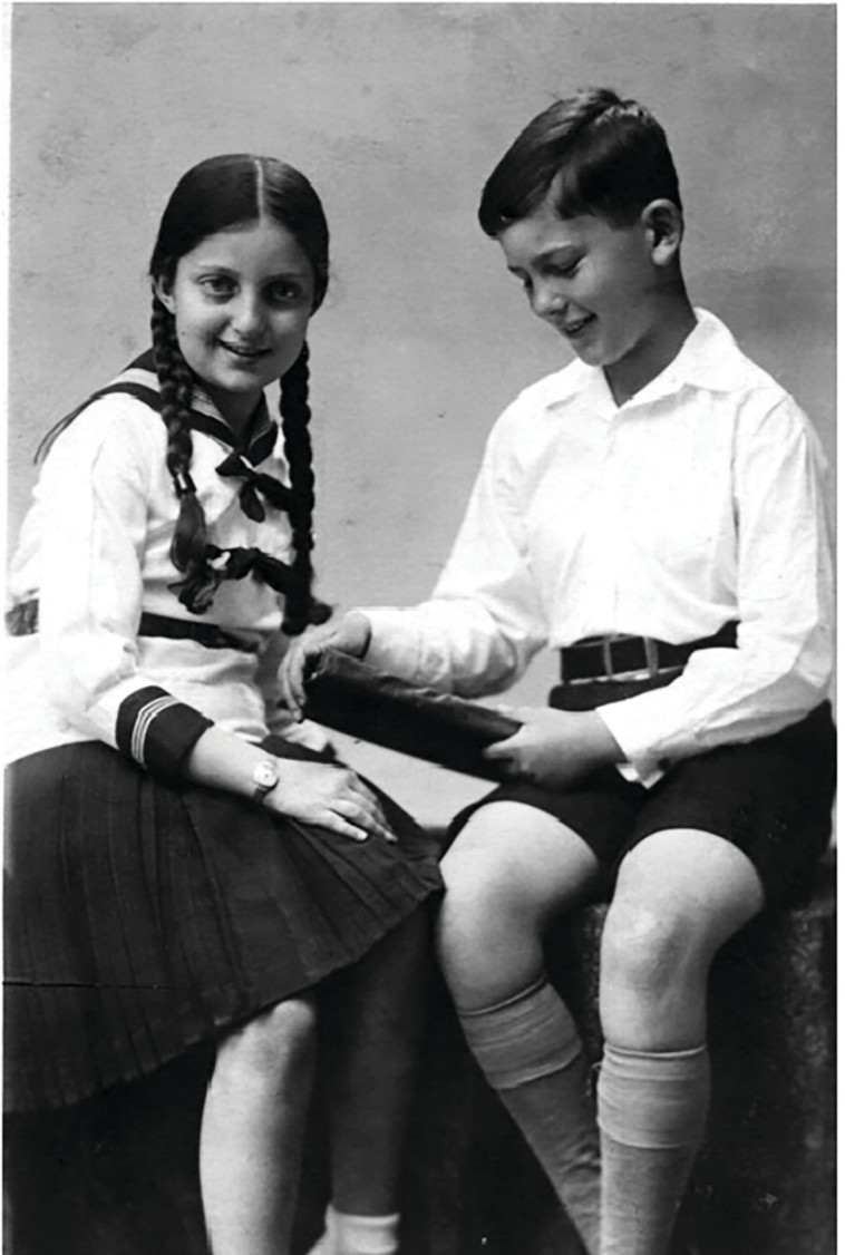 חנה סנש ואחיה גיורא  (צילום: הספרייה הלאומית)