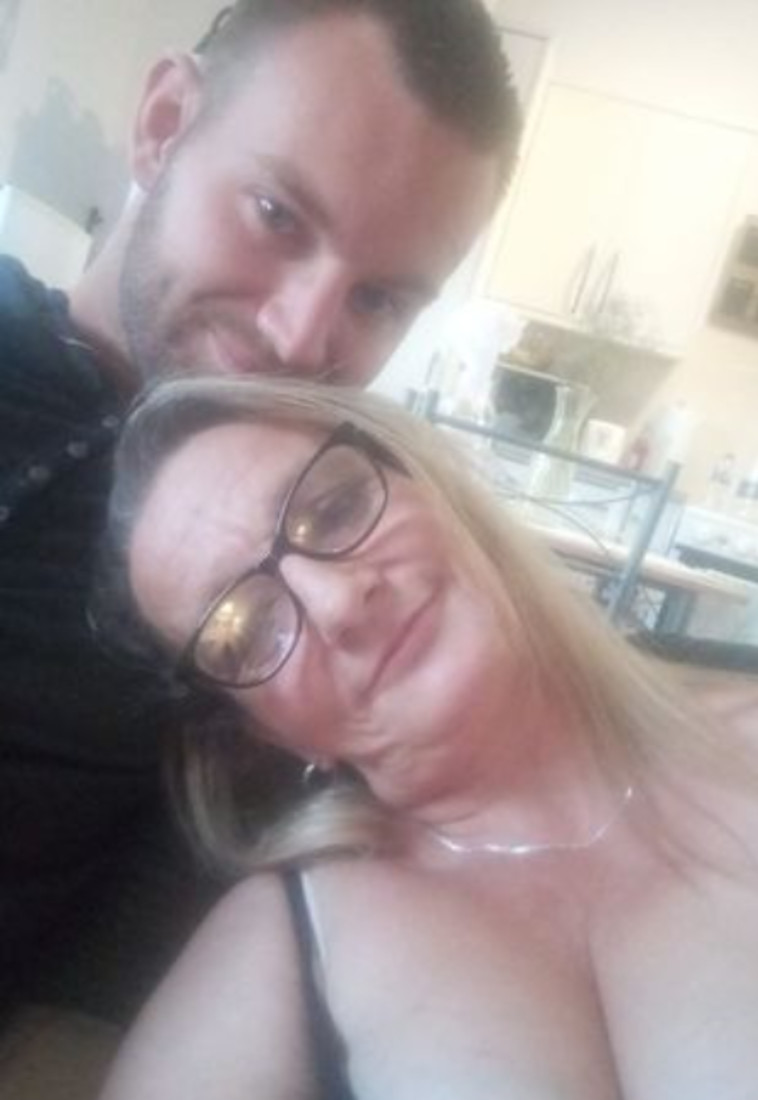 לוק אליס וסטף וויט, הוא בן 25 והיא בת 54