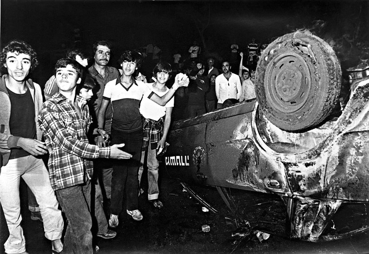 שנת 1979 הפנתרים השחורים שריפת ניידת משטרה (צילום: רוני נעמן)