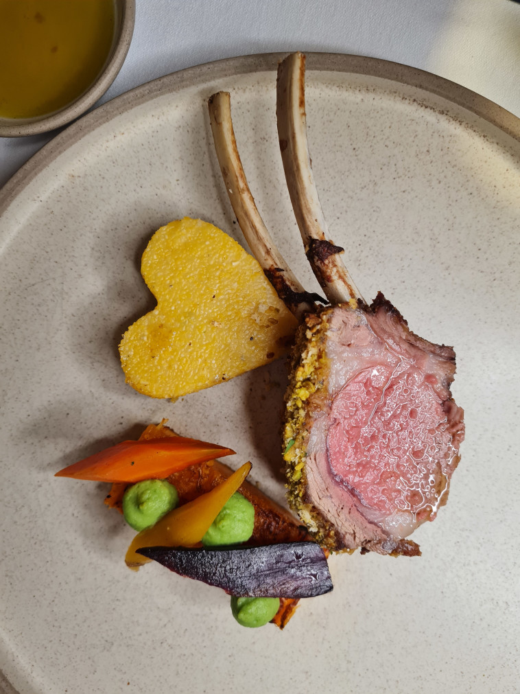 צלעות טלה לצד פולטנה בצורת לב, במיוחד לכבוד חג האהבה