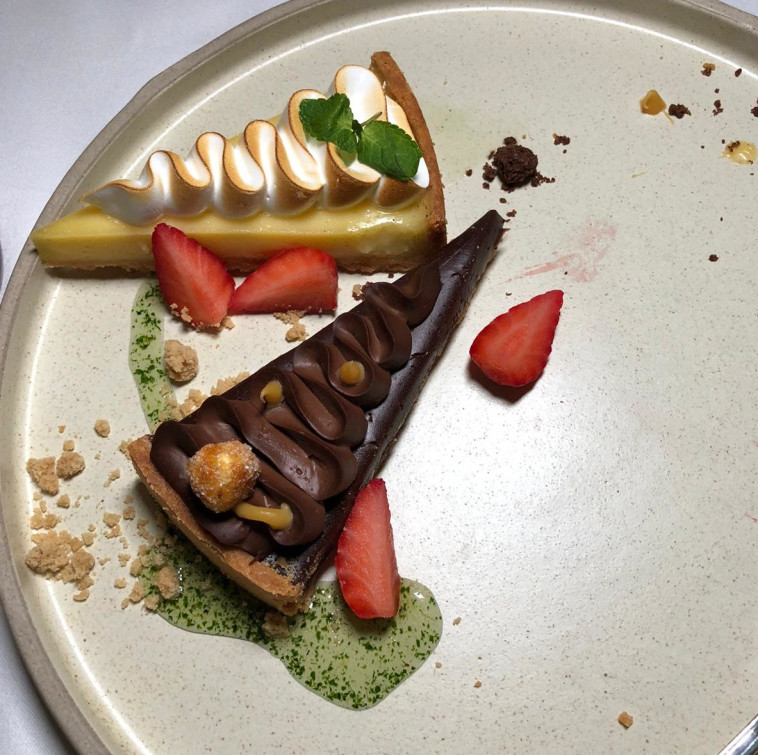 טארט לימון ועוגת שוקולד במילוי קרמל, קינוח אלגנטי וטעים