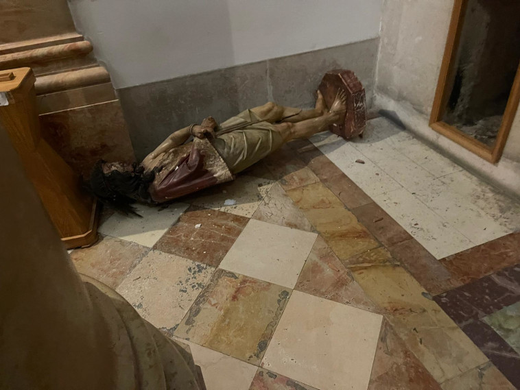 פסל ישו שהושחת בכנסיה בירושלים