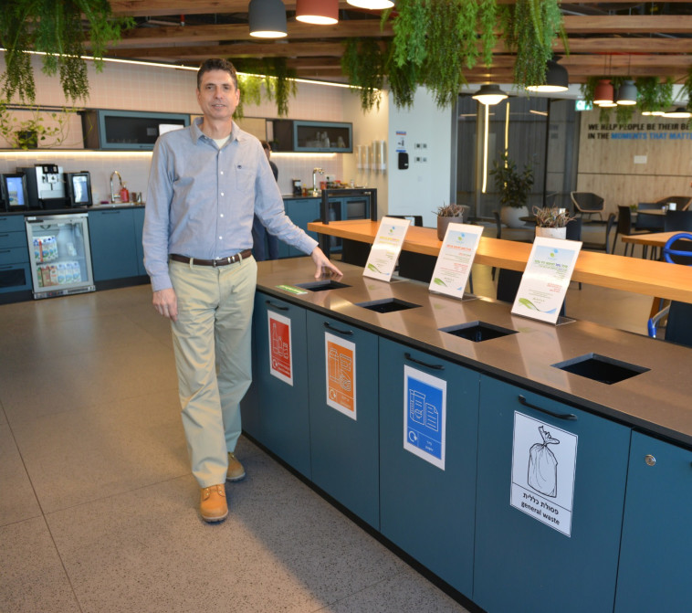 רן פרי ממוטורולה סולושנס ליד פחי המחזור 