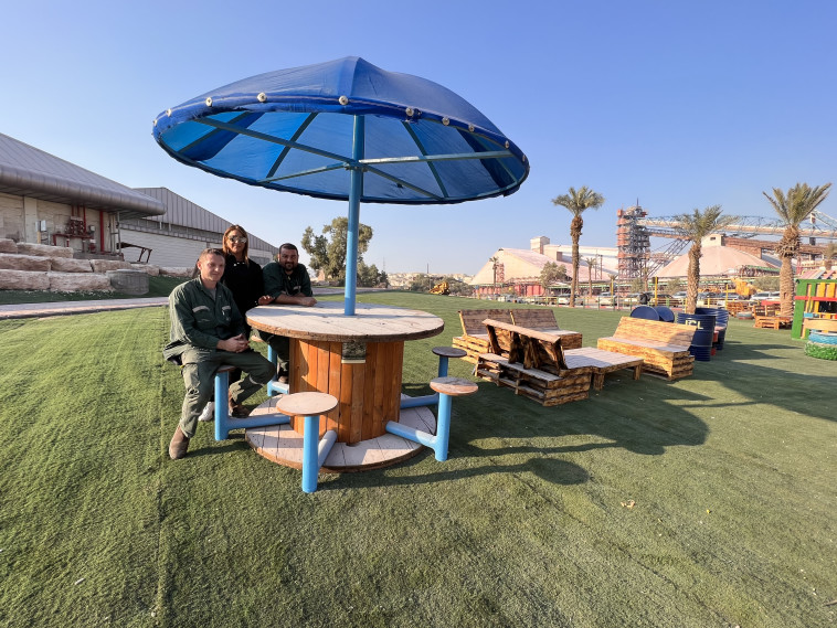 דניאלה שמול ושניים מחברי הצוות של אתר סדום