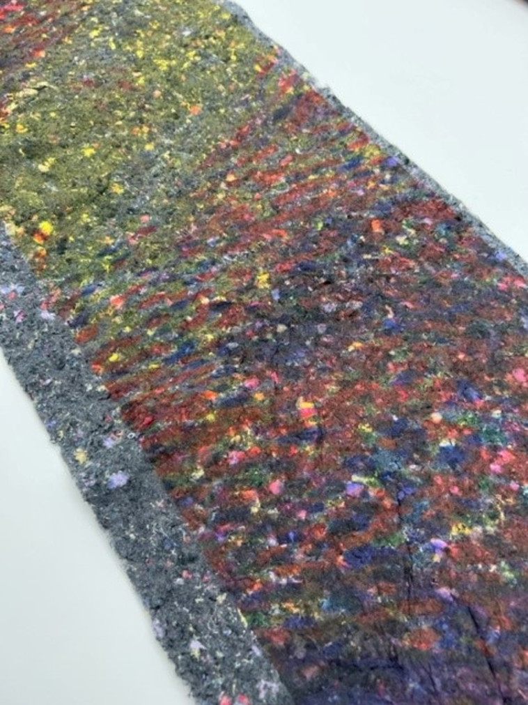 דוגמית בד לאחר ההדפסה בטכנולוגיית הסיבים היבשים של EPSON