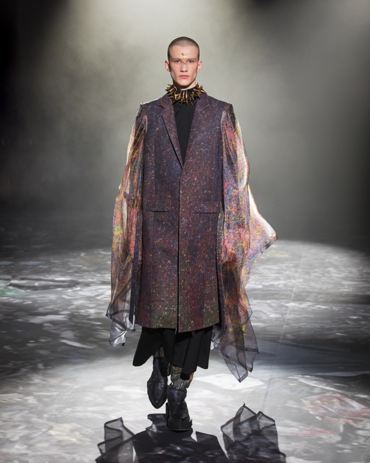 היישר מהמסלול בפריז: לוק מתצוגת האופנה של יומיאה נקאזטו שנוצר בטכנולוגיית הסיבים היבשים של EPSON