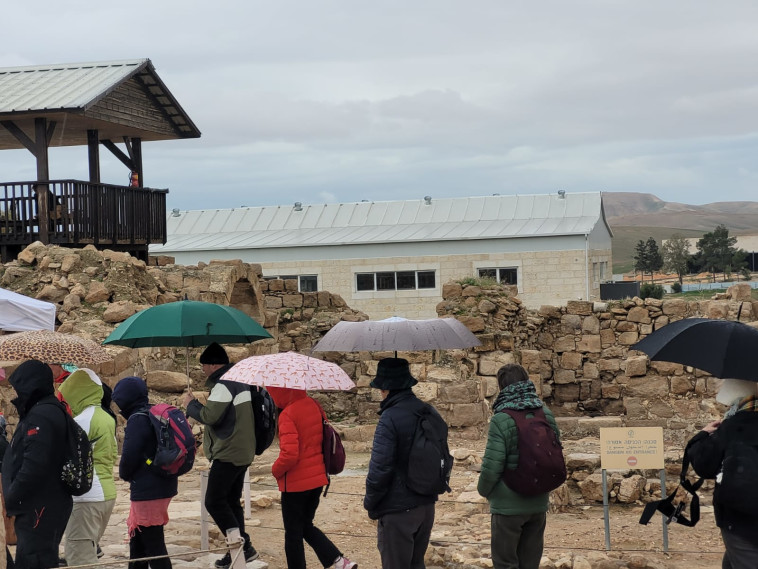 מטיילים במנזר אבתימיוס