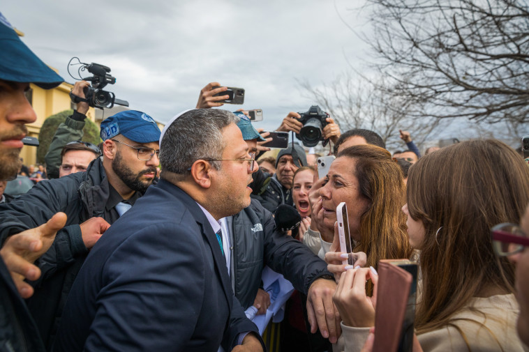 איתמר בן גביר בהפגנה בגדר לאחר היוודע האונס