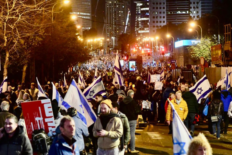 עשרות אלפי מפגינים בהפגנת המחאה נגד הרפורמה המשפטית בתל אביב (צילום: אבשלום ששוני)