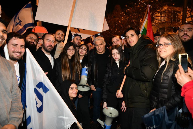 יאיר לפיד בהפגנה נגד הרפורמה המשפטית בחיפה