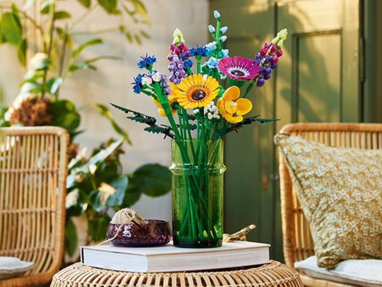 זר פרחים מלגו. מחיר 259 שח. להשיג בלגו סטור ישראל