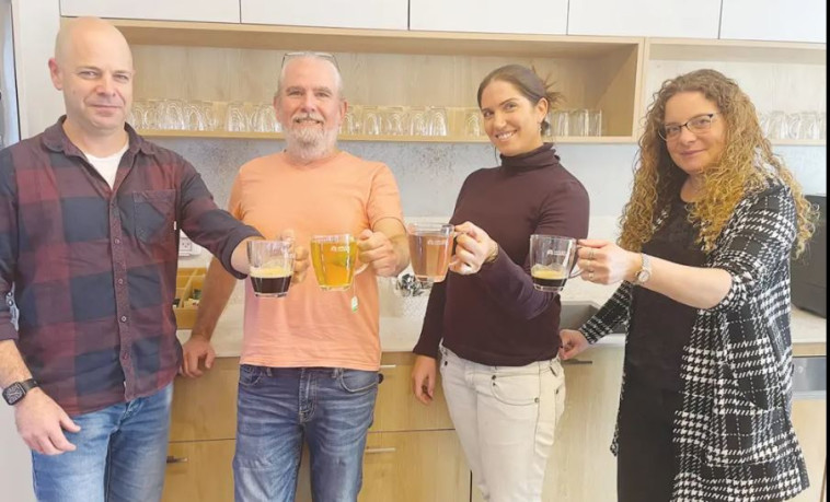 אורן וייל (משמאל) עם נציגי הצוות הירוק והכלים הרב-פעמיים