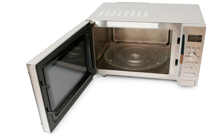 לדבריו של המומחה, עלינו לנקות את המיקרוגל אחרי כל שימוש