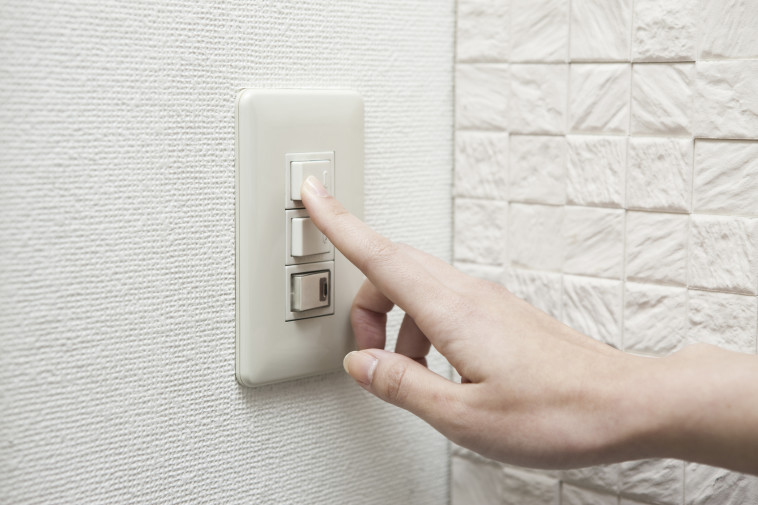 מחקרים קבעו כי ישנם לפחות 217 חיידקים על כל מתג