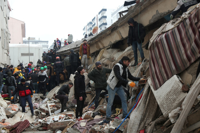 חיפוש אחר ניצולים בין הריסות המבנים לאחר רעידת האדמה בטורקיה (צילום: רויטרס)
