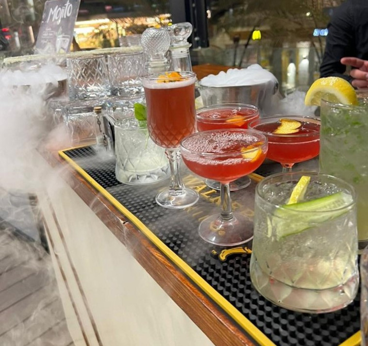 באירוע קוקטיילים