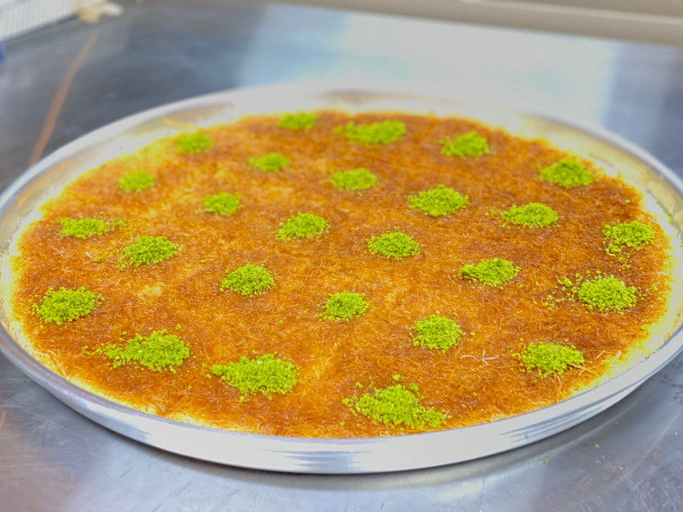 מנה זוגית של כנאפה וגלידה ב 10 ₪ באנואר וטפה