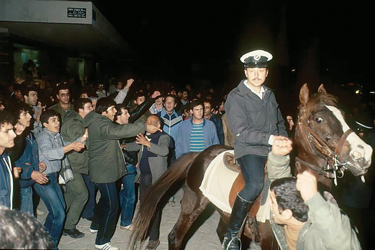 אמיל גרינצוויג (שישי משמאל) בהפגנה בה נרצח 