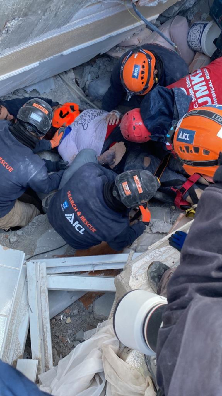 חילוץ האישה ע''י צוות החילוץ של ''ICL''