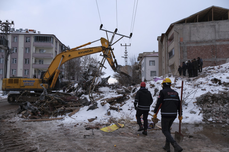 פינוי ההריסות לאחר רעידת האדמה שפקדה את טורקיה (צילום: Mehmet Kacmaz/Getty Images)