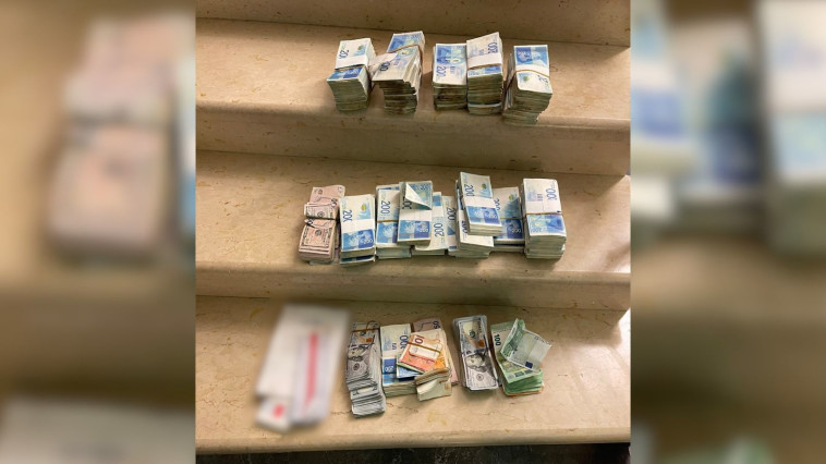 כסף מזומן שנתפס בפשיטה (צילום: דוברות המשטרה)