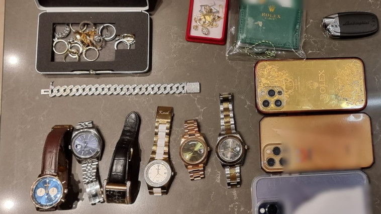 שעונים ופלאפונים שנתפסו בפשיטה על ארגון אבו לטיף