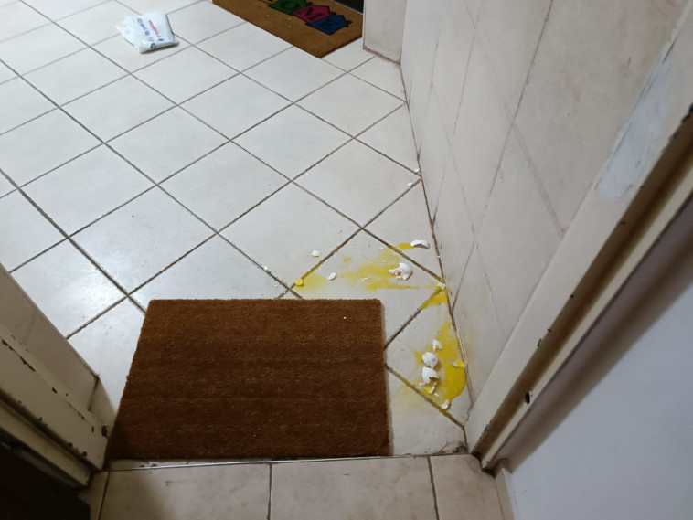 הביצים שהושלכו על דלתה של מטו בכפ''ס