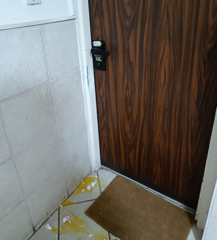 הביצים שהושלכו ע''י השכן בכפ''ס