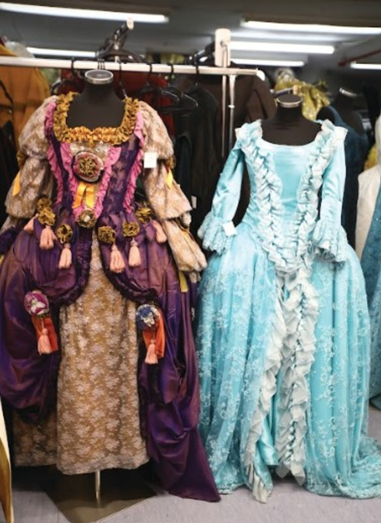 מימין מארשלין מאביר הוורד ומשמאל האחות החורדת של סינדרלה 