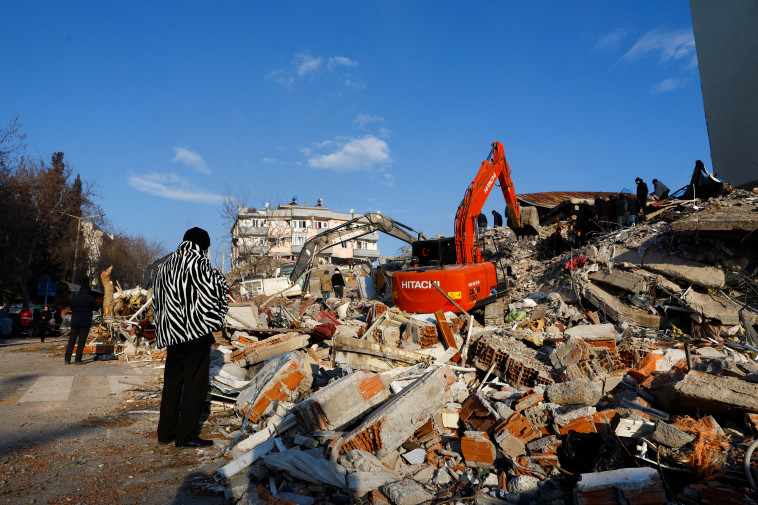 מאמצי החילוץ בטורקיה (צילום:  REUTERS/Suhaib Salem)