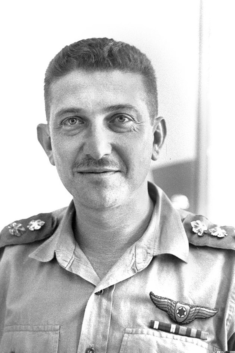 עזר ויצמן מפקד חיל האוויר (צילום: פריץ כהן, לע''מ)