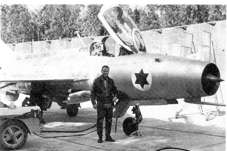 דני שפירא ליד המיג 21 שערק