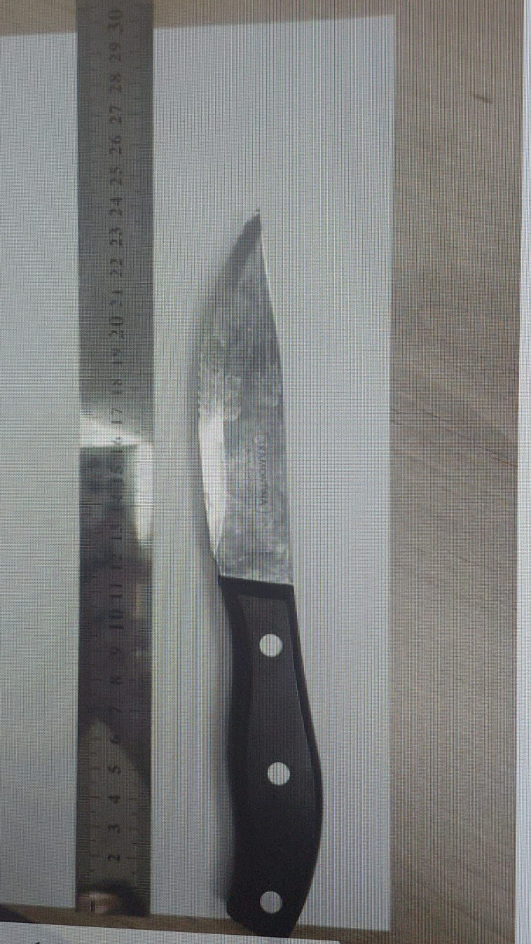 הסכין שנתפסה אצל החשוד בטיילת באילת (צילום: דוברות המשטרה)