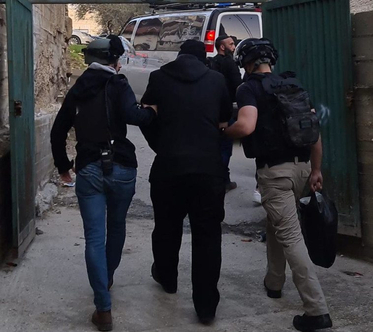 מעצר בני משפחתו של המחבל בירושלים (צילום: דוברות המשטרה)