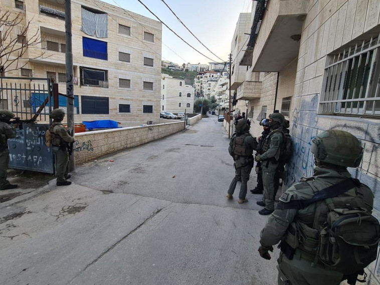 מעצר בני משפחתו של המחבל בירושלים (צילום: דוברות המשטרה)
