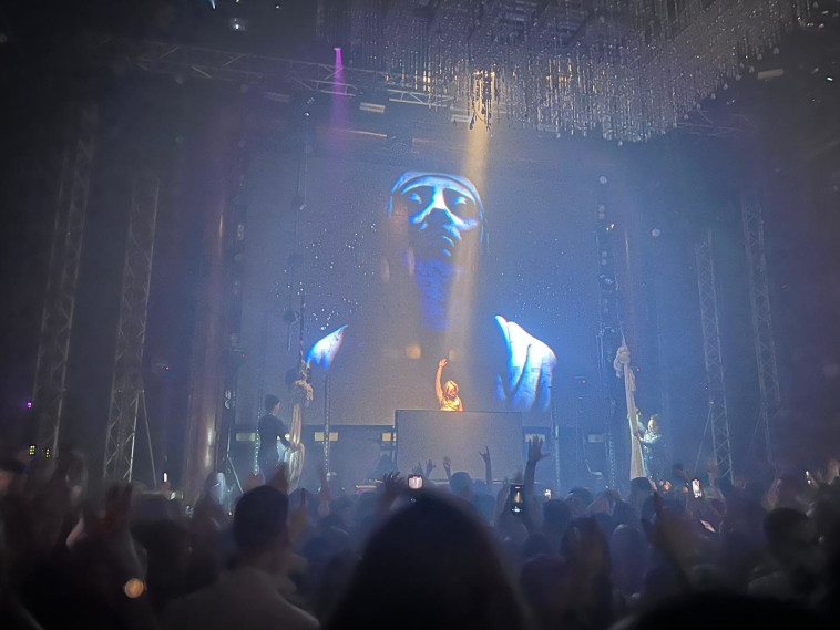 הרימה כמו שרק היא יודעת, רצ'סטר על עמדת הדיג'יי