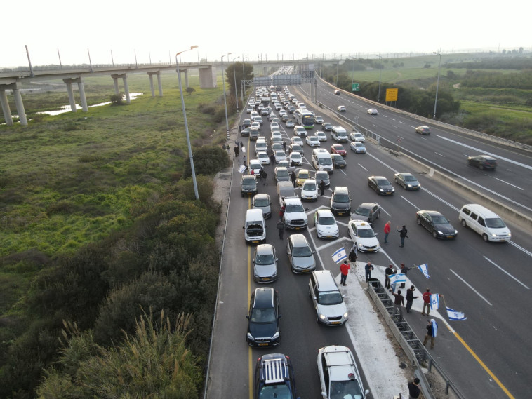 המפגינים חוסמים את הכניסה לנתב''ג