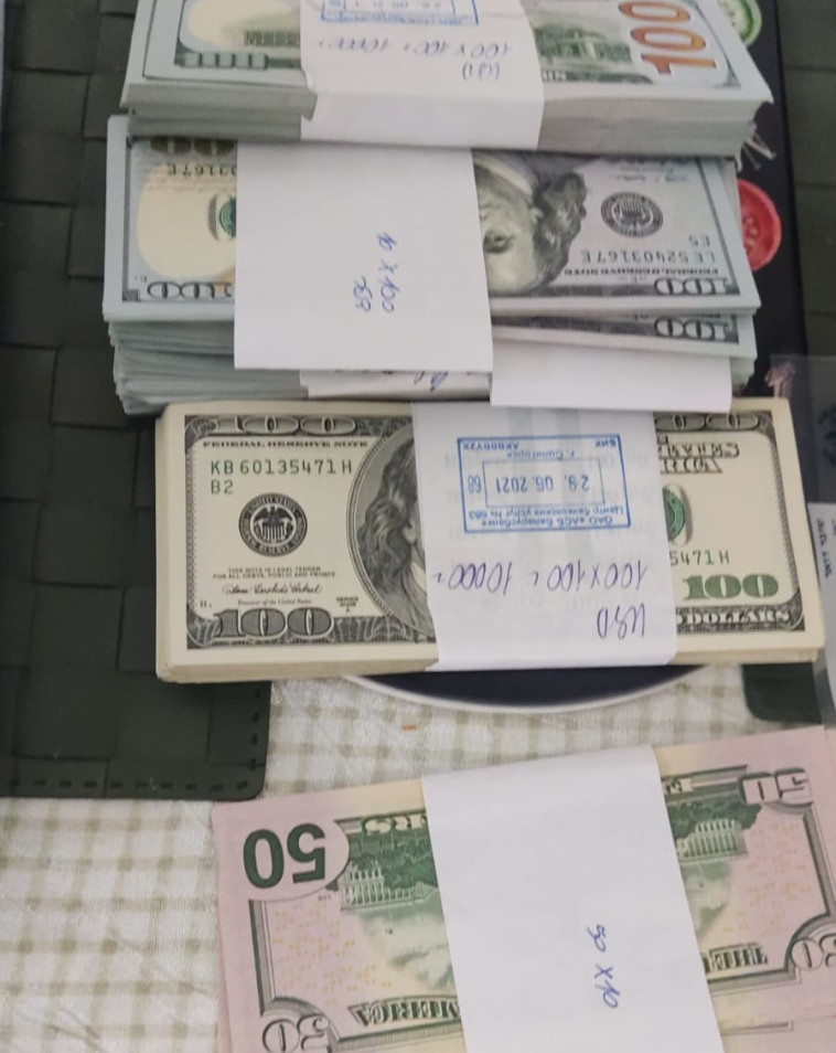הכסף שנתפס בפרשת השחיתות במשרד הביטחון (צילום: דוברות המשטרה)