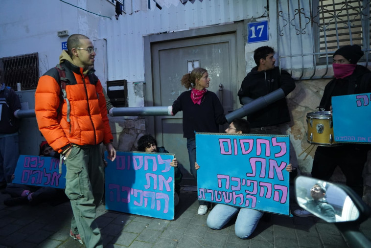 מפגינים מול ביתו של יצחק וסרלאוף