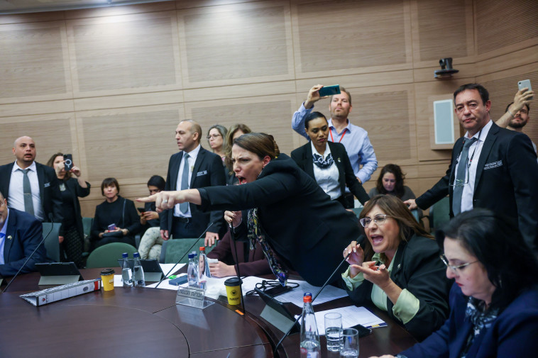 עימות בוועדת החוקה