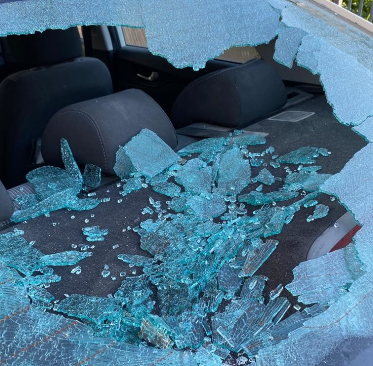 מכונית שניזוקה בשל ירי מעזה